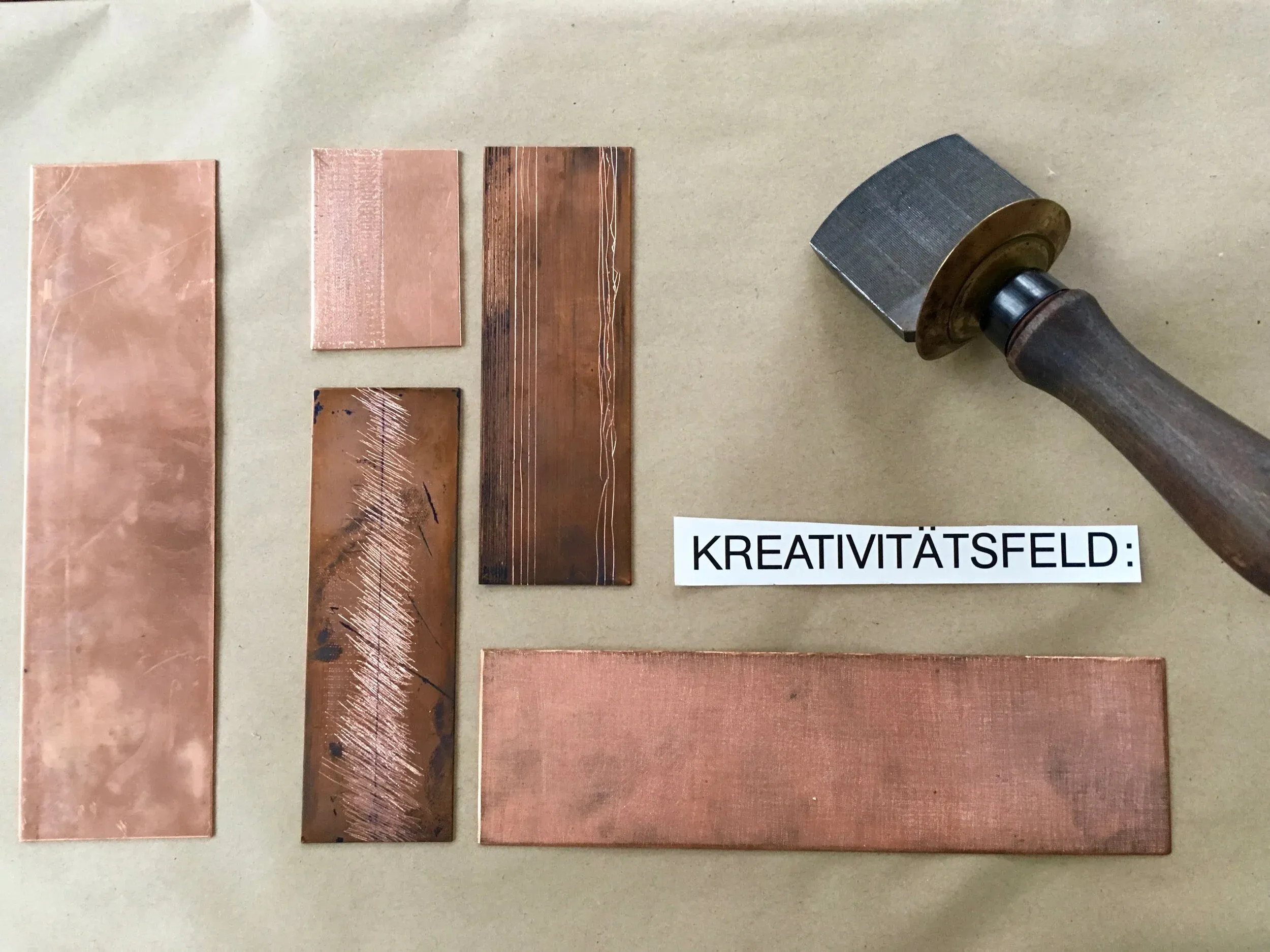 Radierplatten auf Bearbeitung wartend