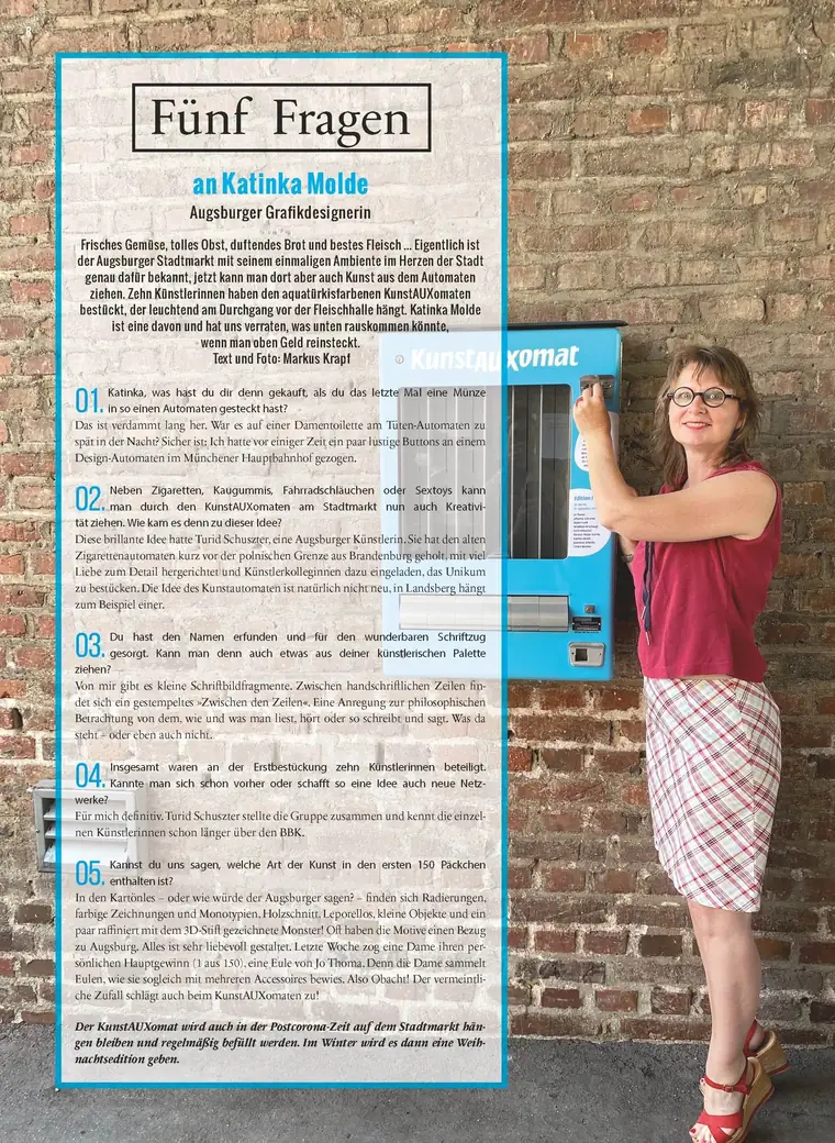 Katinka Molde neben dem Interview-Plakat am KunstAUXomaten am Augsburger Stadtmarkt